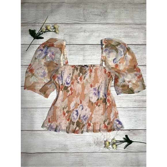 EXPRESS Floral Puff Sleeve Smocked Top - Picture 3 of 16